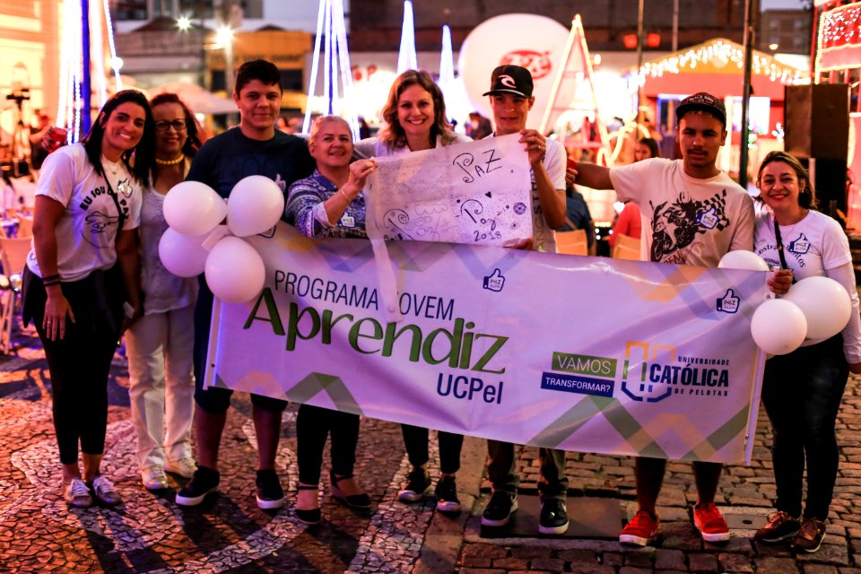 20.12.2017 - Prefeita Paula Mascarenhas e vice Idemar Barz na Noite da Paz - Caminhada Aliança Pelotas