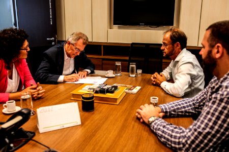 20.12.2017 - Vice-prefeito Idemar Barz em reunião na Ecosul sobre festas do Morango e Pêssego