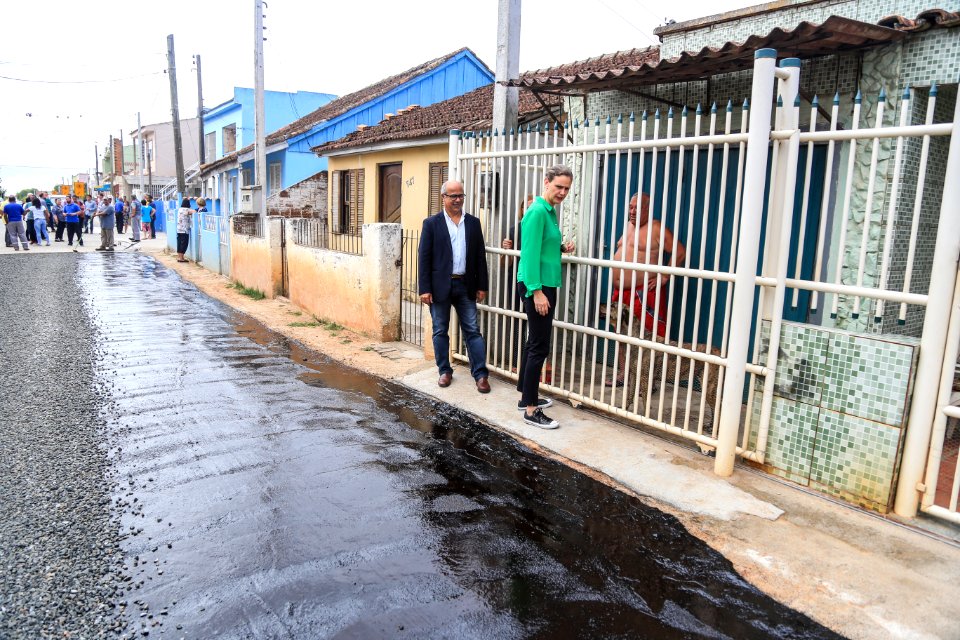 21.12.2017 - Prefeita Paula Mascarenhas e vice Idemar Barz visitam as obras no prolongamento da rua Paulo Guilayn