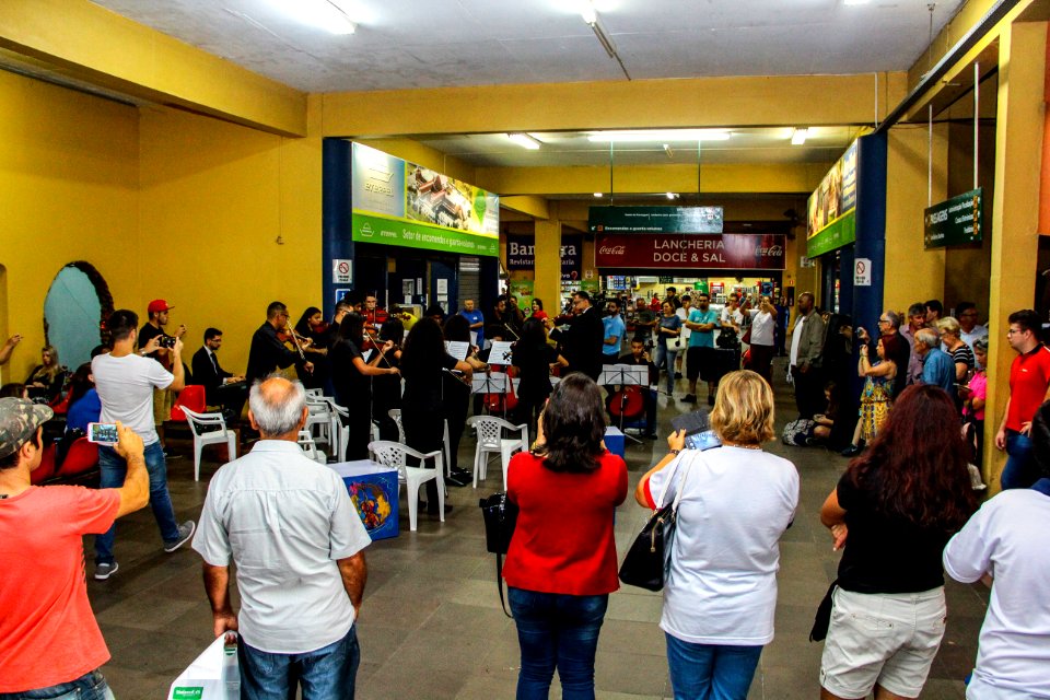 18.01.2018 - Orquestra de Câmara do Sesc/MG se apresenta na Rodoviária de Pelotas