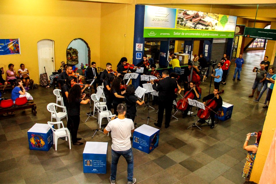 18.01.2018 - Orquestra de Câmara do Sesc/MG se apresenta na Rodoviária de Pelotas
