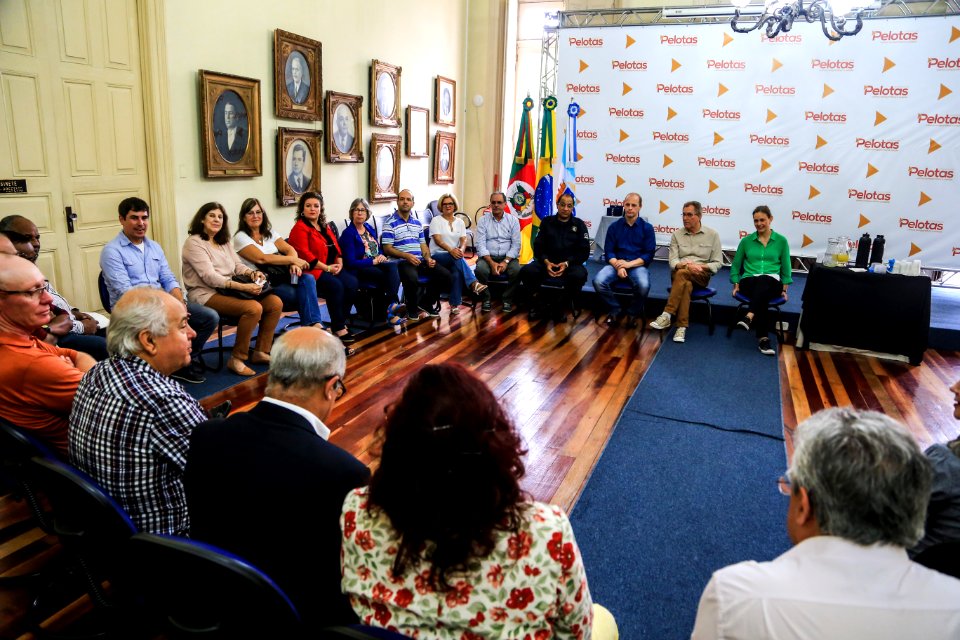 21.12.2017 - Prefeita Paula Mascarenhas e vice Idemar Barz no café da manhã com servidores