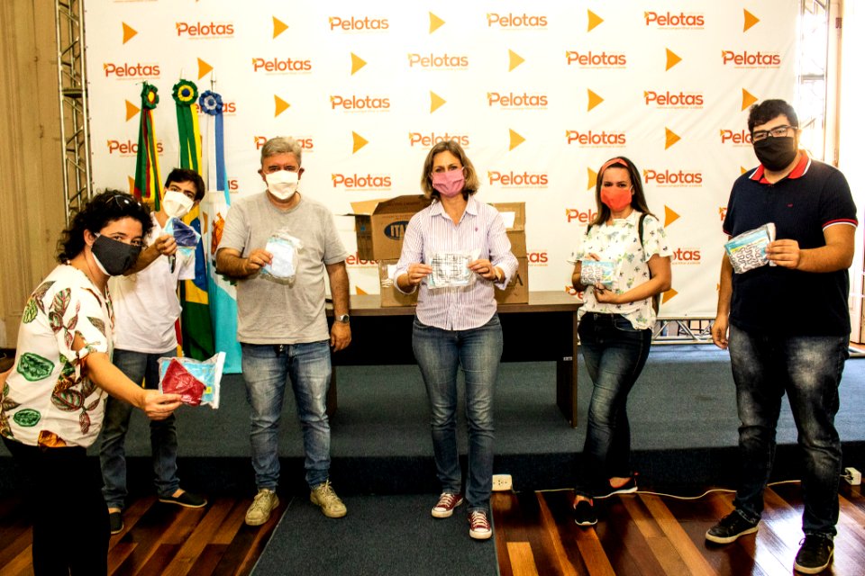 24.04.2020 - Prefeita Paula Mascarenhas recebe doação de máscaras cuidativas doadas ao Poder Público - Foto Michel Corvello