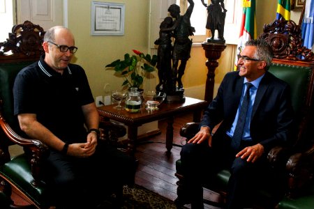 04.12.2017 - Prefeito em exercício Luiz Henrique Viana recebe visita do Organizador do Miss Pelotas-RS, Sérgio Piñeiro