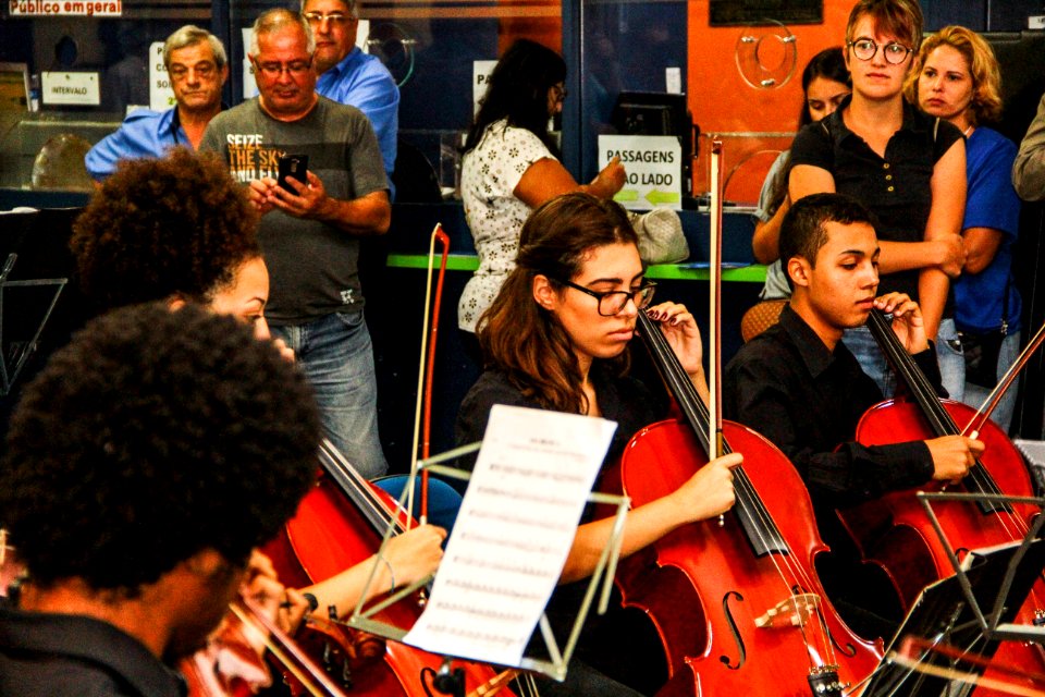 18.01.2018 - Orquestra de Câmara do Sesc/MG se apresenta na Rodoviária de Pelotas