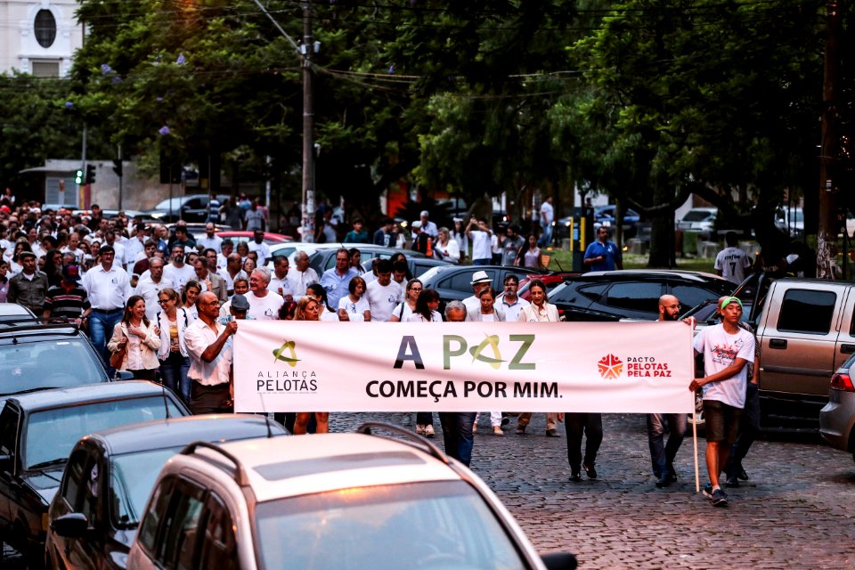 20.12.2017 - Prefeita Paula Mascarenhas e vice Idemar Barz na Noite da Paz - Caminhada Aliança Pelotas