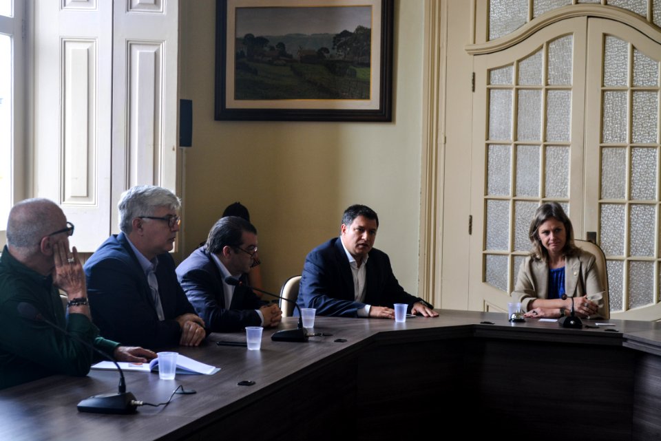 14.12..2017 - Prefeita Paula Mascarenhas em reunião com Vereador Fabrício Tavares e Empresários Portugueses