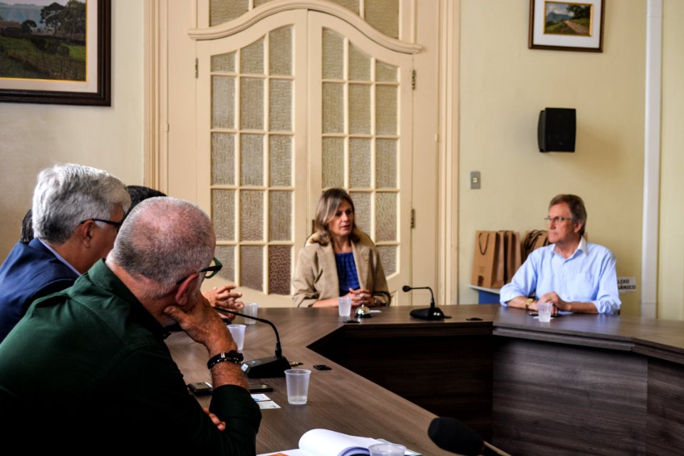 14.12..2017 - Prefeita Paula Mascarenhas em reunião com Vereador Fabrício Tavares e Empresários Portugueses