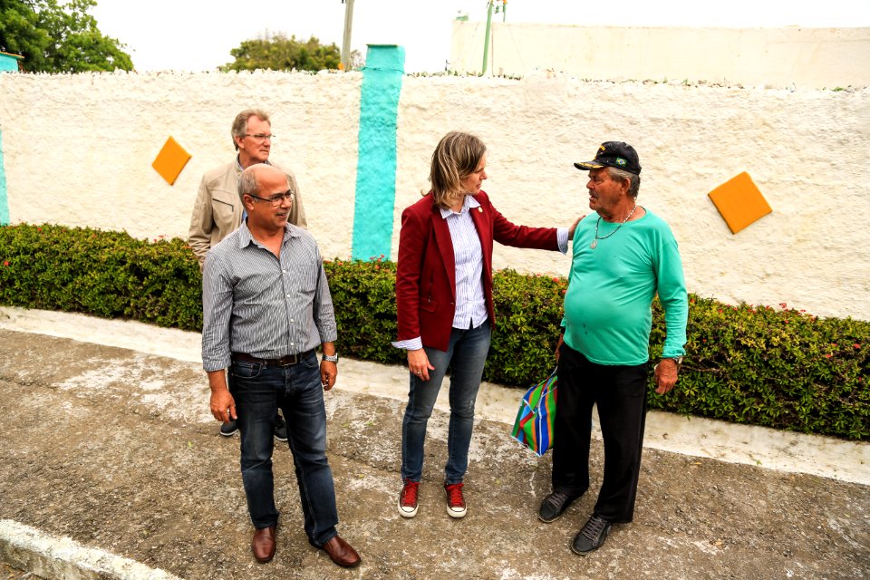 30.11.2017 - Prefeita Paula Mascarenhas e vice Idemar Barz em visita à rua 4 e a EMEI Navegantes