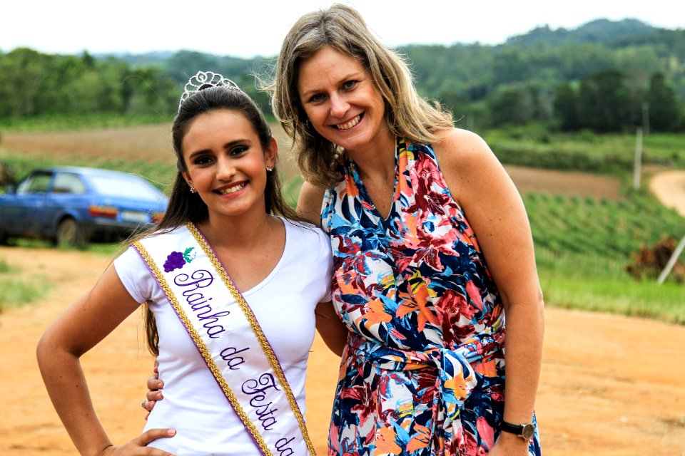 27.01.2018 - Prefeita Paula Mascarenhas durante abertura e Festa da Colheita da Uva, 8º Distrito, Colônia Santa Helena, propriedade de Dirceu Kurz - Foto: Gustavo Vara