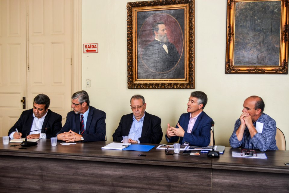 14.12..2017 - Prefeita Paula Mascarenhas em reunião com Vereador Fabrício Tavares e Empresários Portugueses