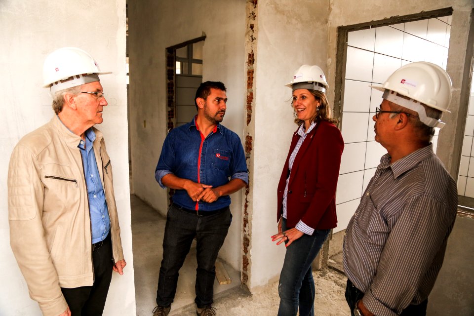 30.11.2017 - Prefeita Paula Mascarenhas e vice Idemar Barz em visita à rua 4 e a EMEI Navegantes