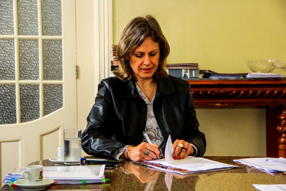 26.10.2017 - Prefeita Paula Mascarenhas na assinatura de contrato para construção de pórticos nas vias de acesso ao Município