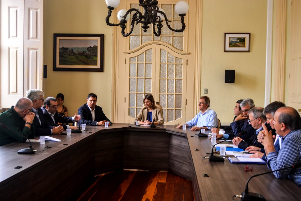 14.12..2017 - Prefeita Paula Mascarenhas em reunião com Vereador Fabrício Tavares e Empresários Portugueses