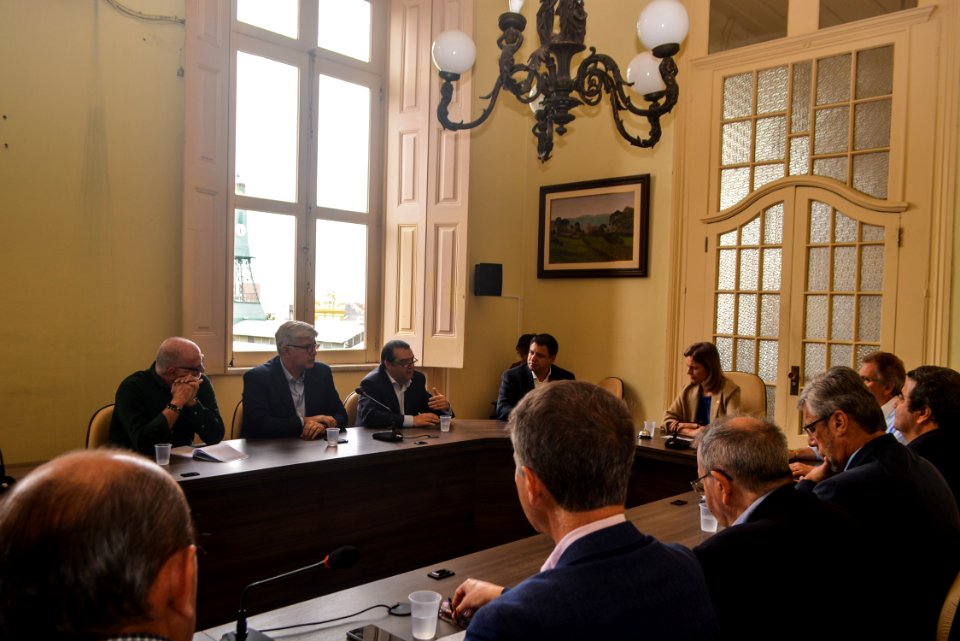 14.12..2017 - Prefeita Paula Mascarenhas em reunião com Vereador Fabrício Tavares e Empresários Portugueses