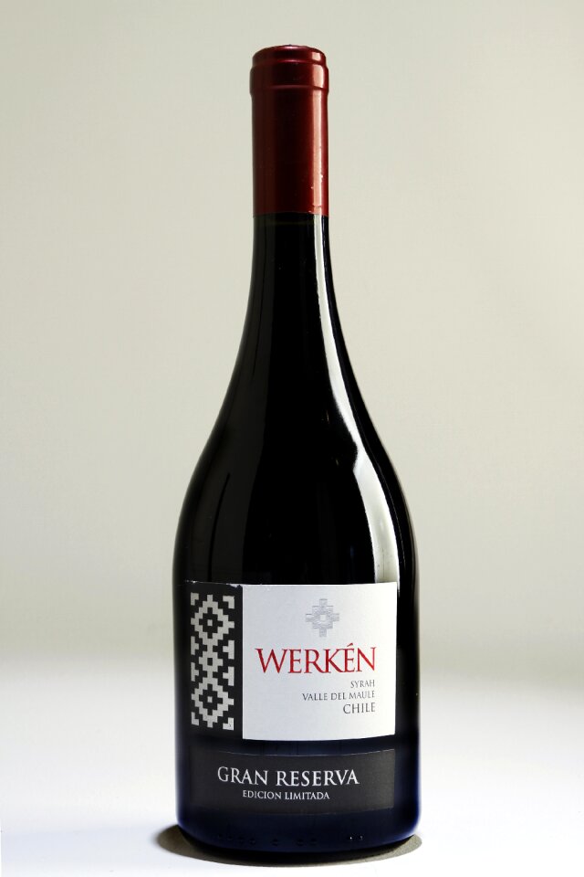 I am a student assembly red wine