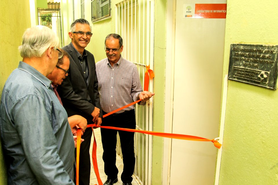05.12.2017 - Prefeito em exercício Luiz Henrique Viana durante entrega do Laboratório de Informática Khan Academy na EMEF João da Silva Silveira
