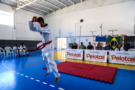 05.01.2018 - Prefeita Paula Mascarenhas na entrega das faixas pretas aos alunos de escolas municipais do Dunas e membros dos projeto Vida Ativa e Quem Luta Não Briga
