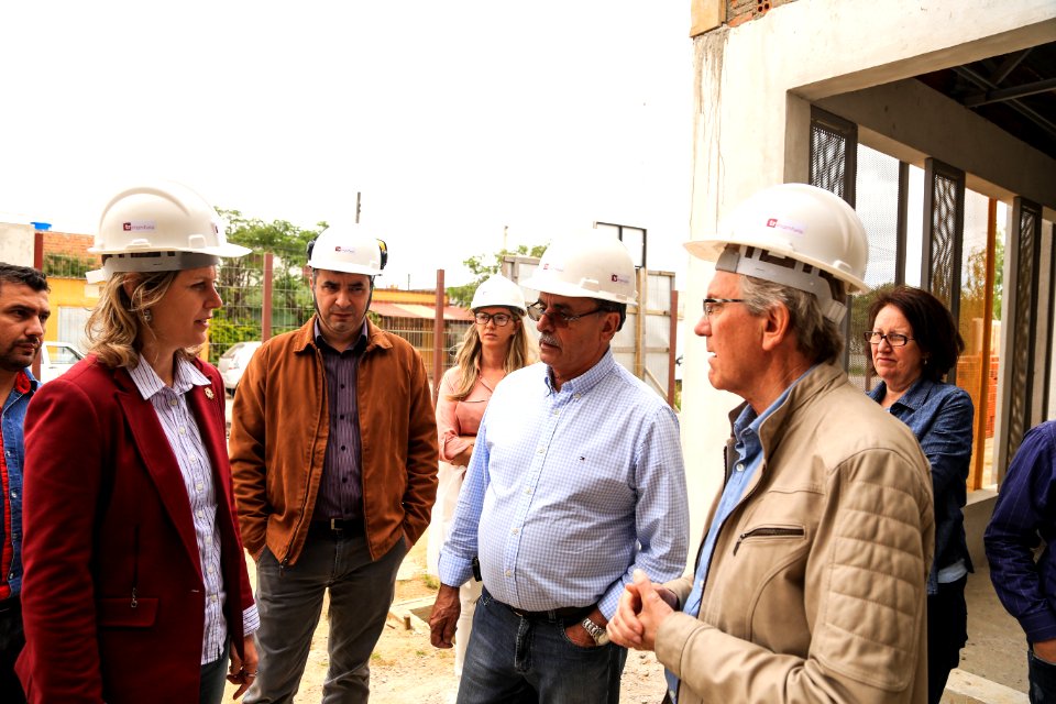 30.11.2017 - Prefeita Paula Mascarenhas e vice Idemar Barz em visita à rua 4 e a EMEI Navegantes