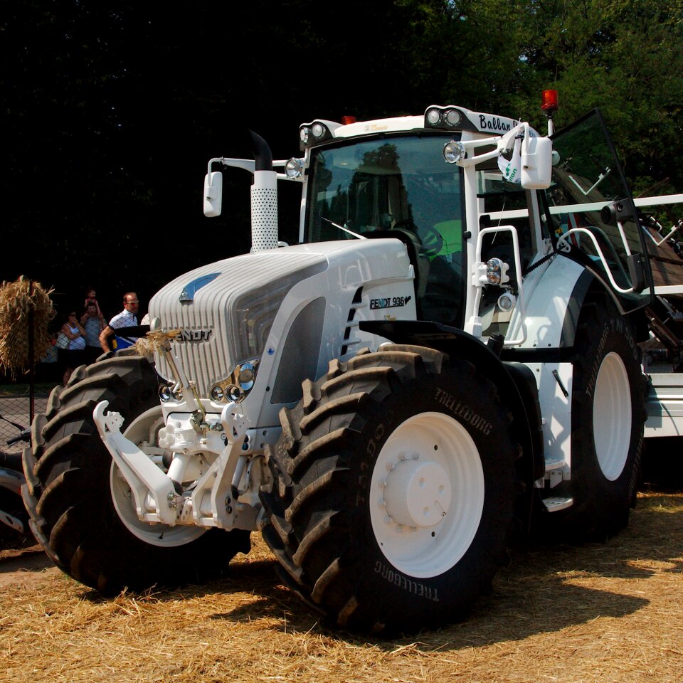 Tractors threshing agriculture