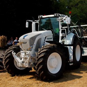 Tractors threshing agriculture