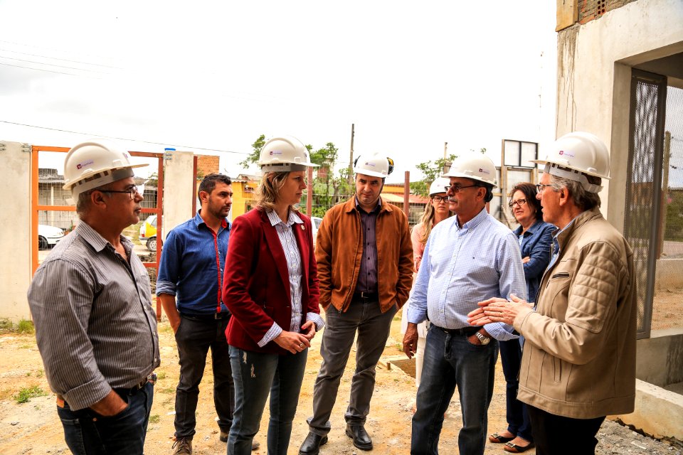30.11.2017 - Prefeita Paula Mascarenhas e vice Idemar Barz em visita à rua 4 e a EMEI Navegantes