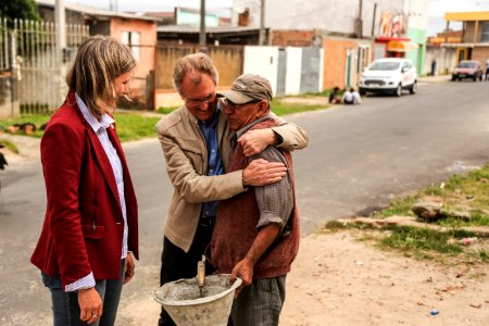 30.11.2017 - Prefeita Paula Mascarenhas e vice Idemar Barz em visita à rua 4 e a EMEI Navegantes