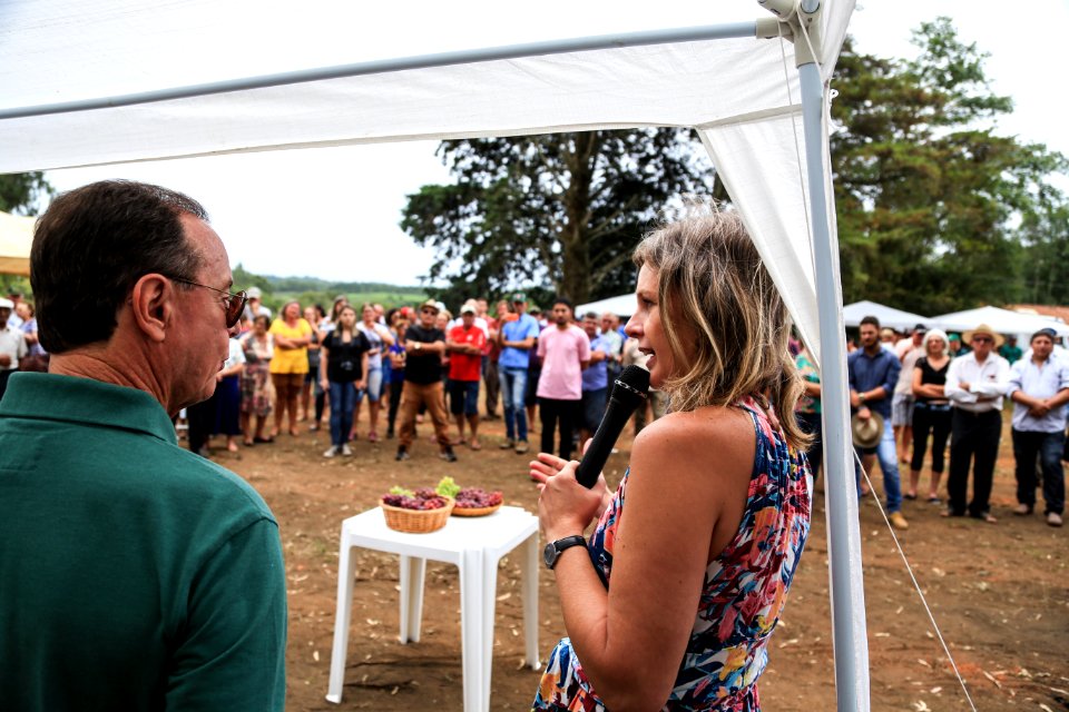 27.01.2018 - Prefeita Paula Mascarenhas durante abertura e Festa da Colheita da Uva, 8º Distrito, Colônia Santa Helena, propriedade de Dirceu Kurz - Foto: Gustavo Vara