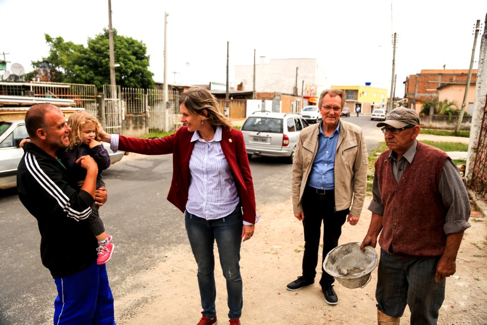 30.11.2017 - Prefeita Paula Mascarenhas e vice Idemar Barz em visita à rua 4 e a EMEI Navegantes