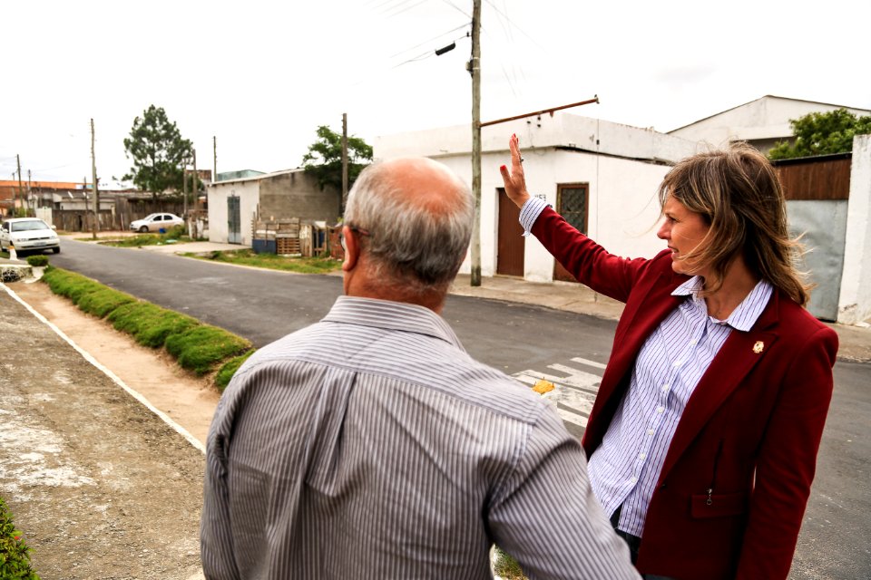 30.11.2017 - Prefeita Paula Mascarenhas e vice Idemar Barz em visita à rua 4 e a EMEI Navegantes