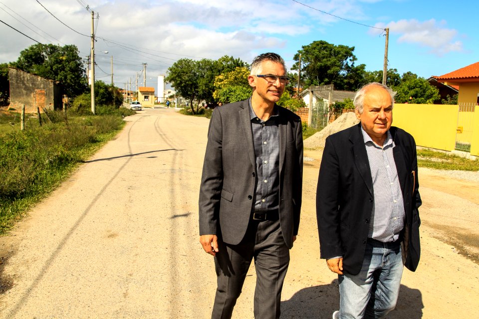 05.12.2017 - Prefeito em exercício Luiz Henrique Viana durante visita na rua Cidinei Alves Dias no Jardim Europa