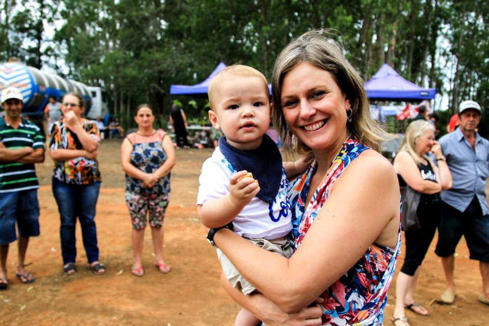 27.01.2018 - Prefeita Paula Mascarenhas durante abertura e Festa da Colheita da Uva, 8º Distrito, Colônia Santa Helena, propriedade de Dirceu Kurz - Foto: Gustavo Vara