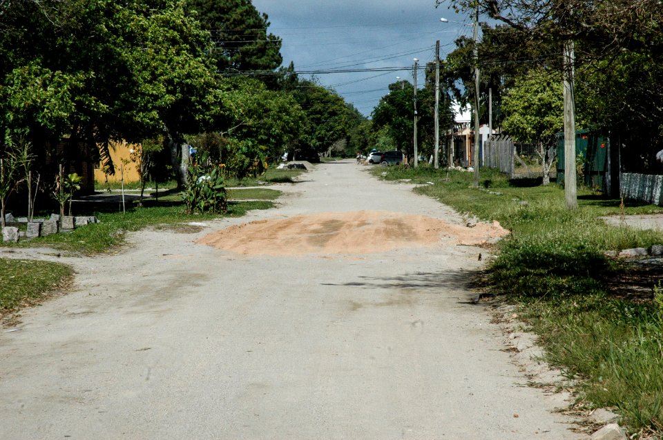 29.11.2017 - SSUI, colocação de saibro em ruas no bairro Laranjal