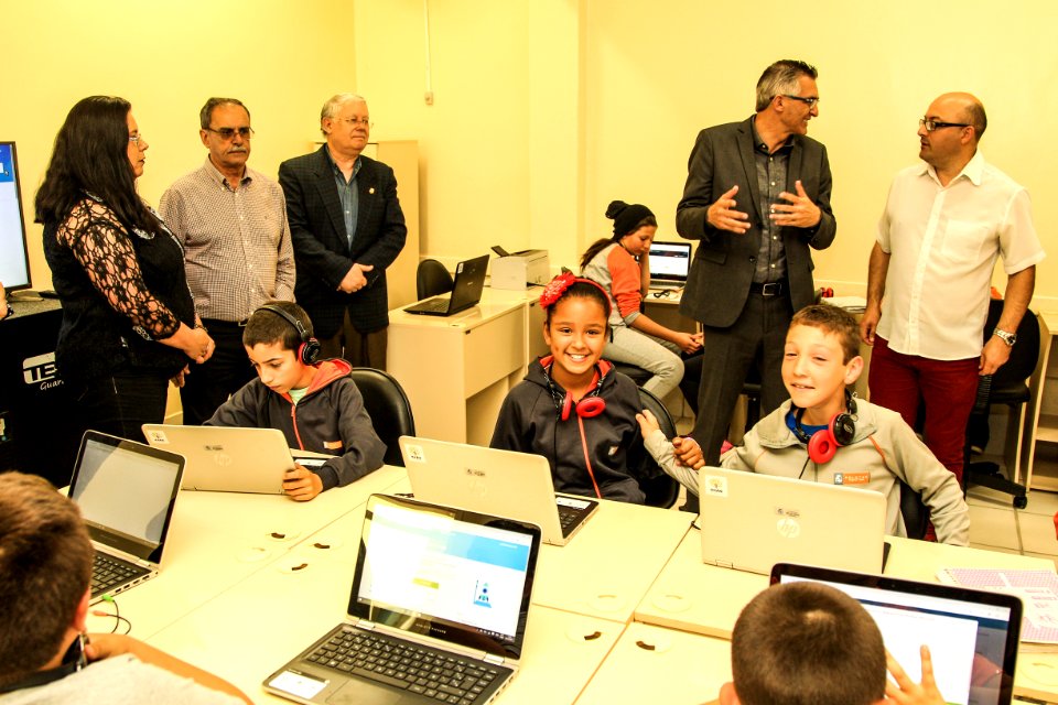 05.12.2017 - Prefeito em Exercício Luiz Henrique Viana na entrega do Laboratório de Informática Khan Academy na EMEF Prof. Daura Ferreira Pinto