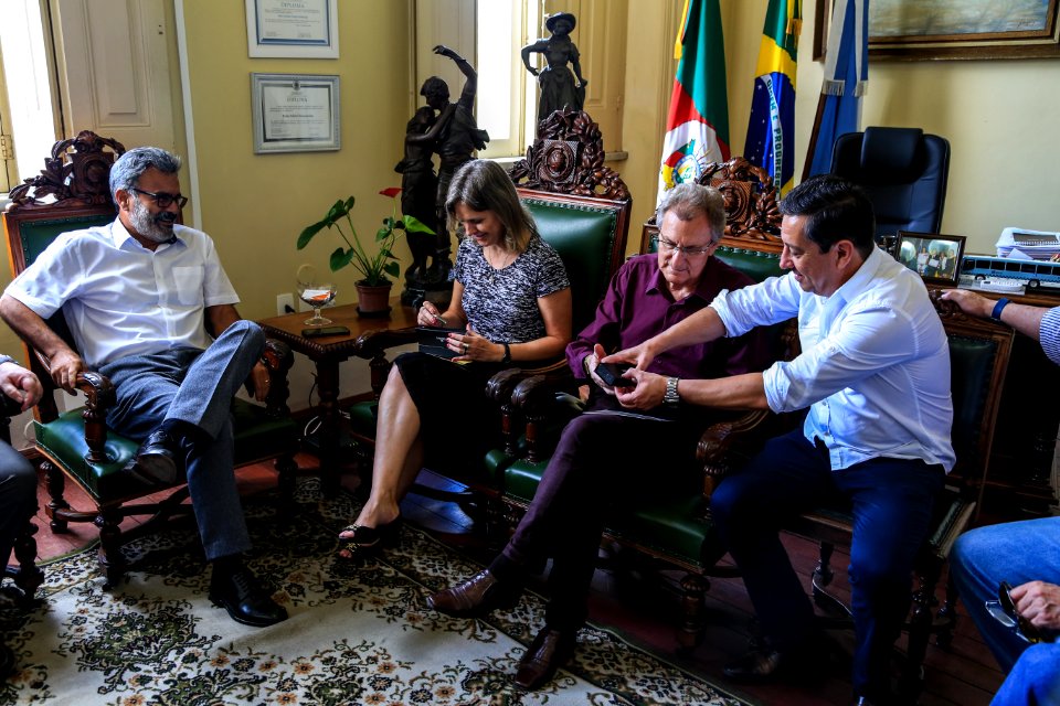 05.01.2018 - Prefeita Paula Mascarenhas recebe o convite para Posse do Gran Mestre da Maçonaria