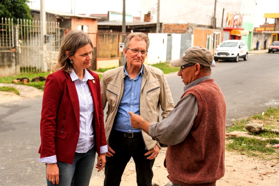 30.11.2017 - Prefeita Paula Mascarenhas e vice Idemar Barz em visita à rua 4 e a EMEI Navegantes
