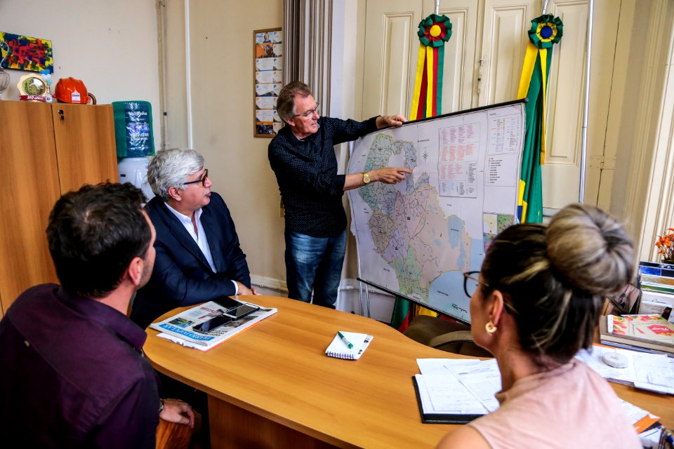 21.11.2017 - Vice-prefeito Idemar Barz em reunião com secretário Sdet e empreendedores sobre Parque de Aventuras na Cascata