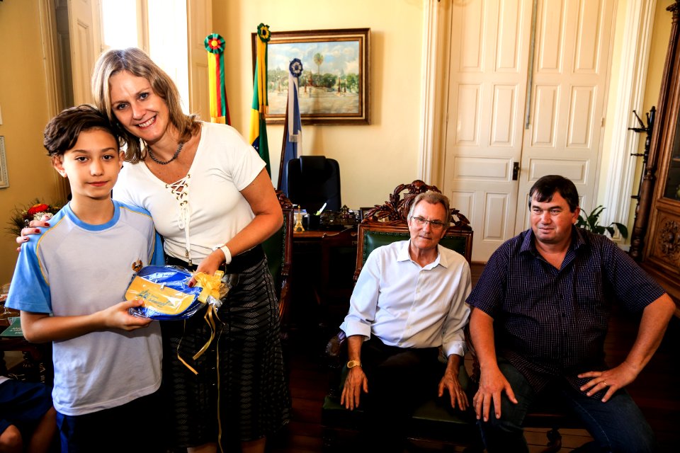 11.04.2018 - Prefeita Paula Mascarenhas durante entrega de uma homenagem dos alunos da Escola Adventista pelo dia do prefeito - Foto: Gustavo Vara