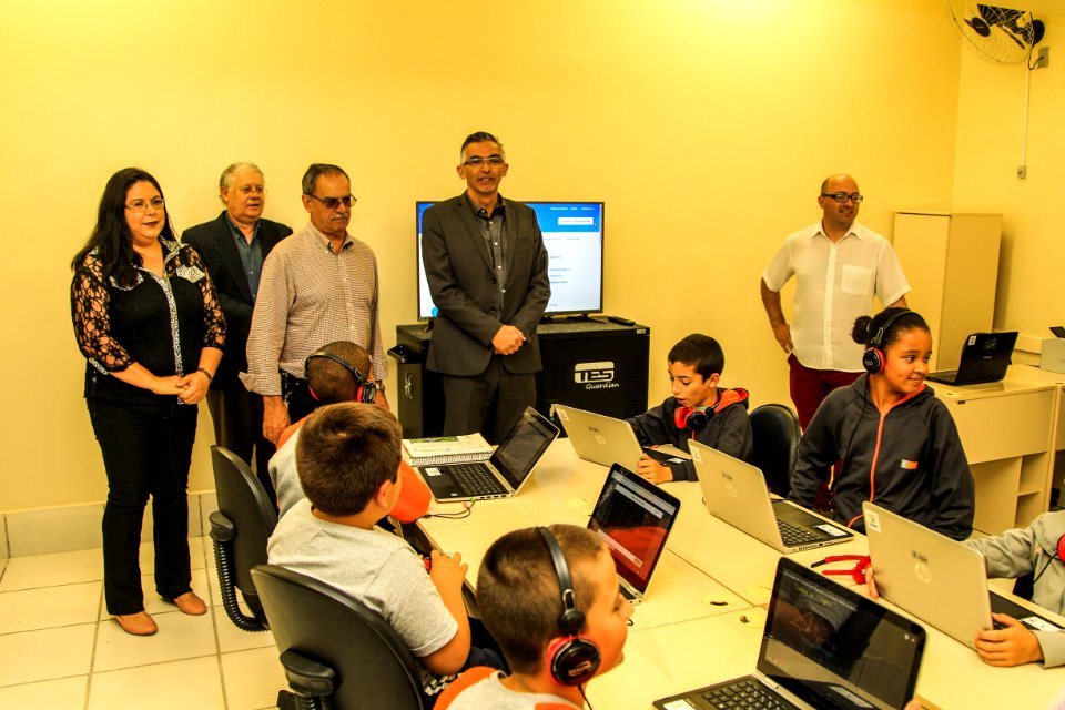 05.12.2017 - Prefeito em Exercício Luiz Henrique Viana na entrega do Laboratório de Informática Khan Academy na EMEF Prof. Daura Ferreira Pinto