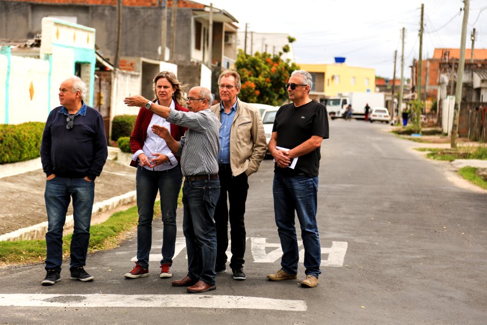 30.11.2017 - Prefeita Paula Mascarenhas e vice Idemar Barz em visita à rua 4 e a EMEI Navegantes