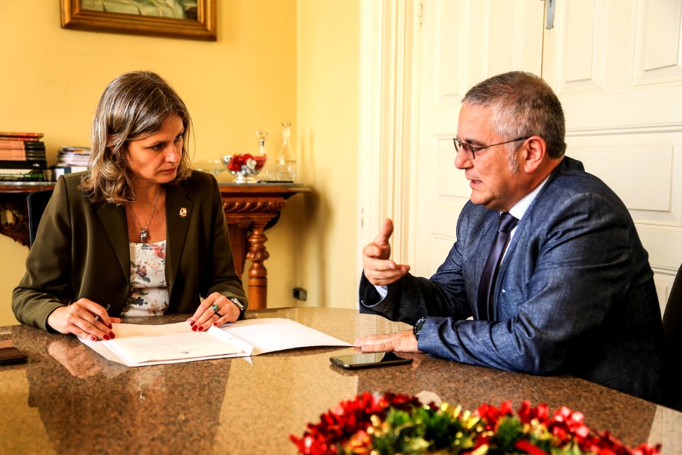 13.12.2017 - Prefeita Paula Mascarenhas na assinatura da Lei 6527 - Eneas Clarindo - Dispõe sobre matrícula do aluno com deficiência locomotora na escola mais próxima de sua residência