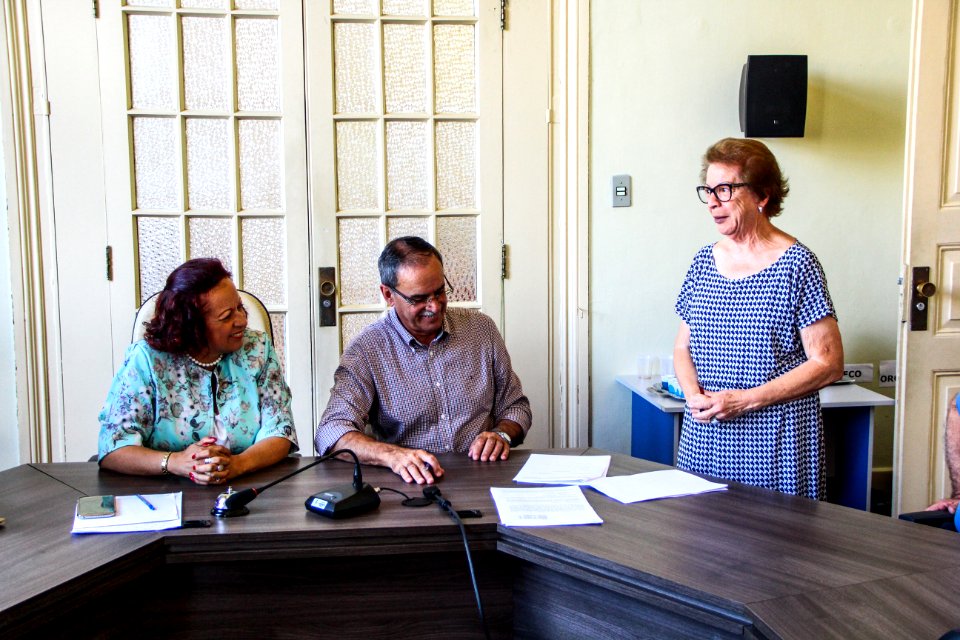 28.12.2017 - Secretária de Governo Clotilde Victória representa a Prefeita na assinatura dos contratos das escolas assistenciais