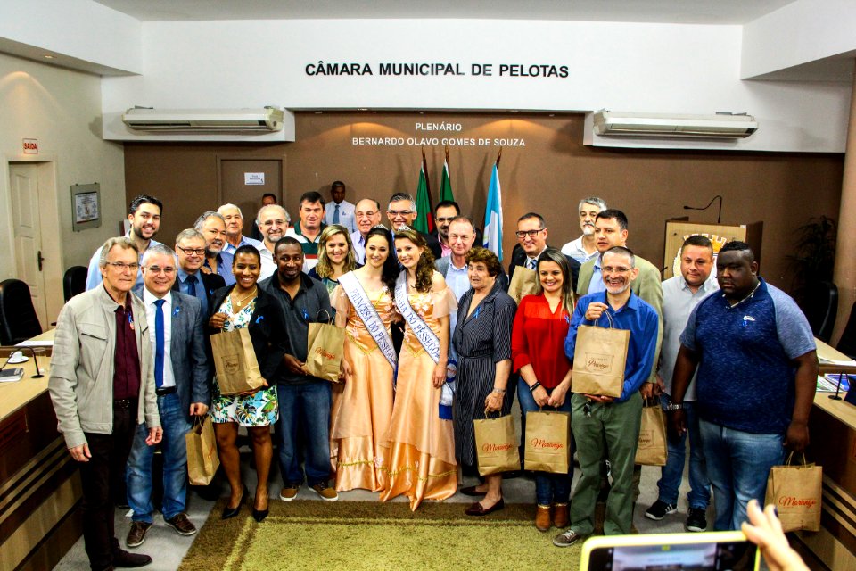 07.11.2017 - Vice-prefeito Idemar Barz e Corte do Pêssego 2017 em visita a Câmara de Vereadores