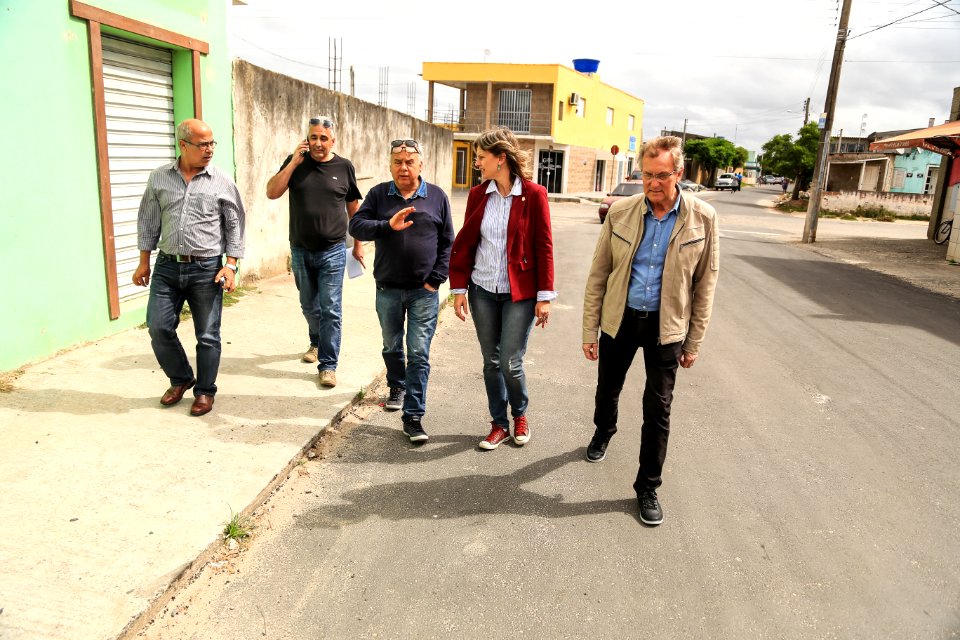 30.11.2017 - Prefeita Paula Mascarenhas e vice Idemar Barz em visita à rua 4 e a EMEI Navegantes