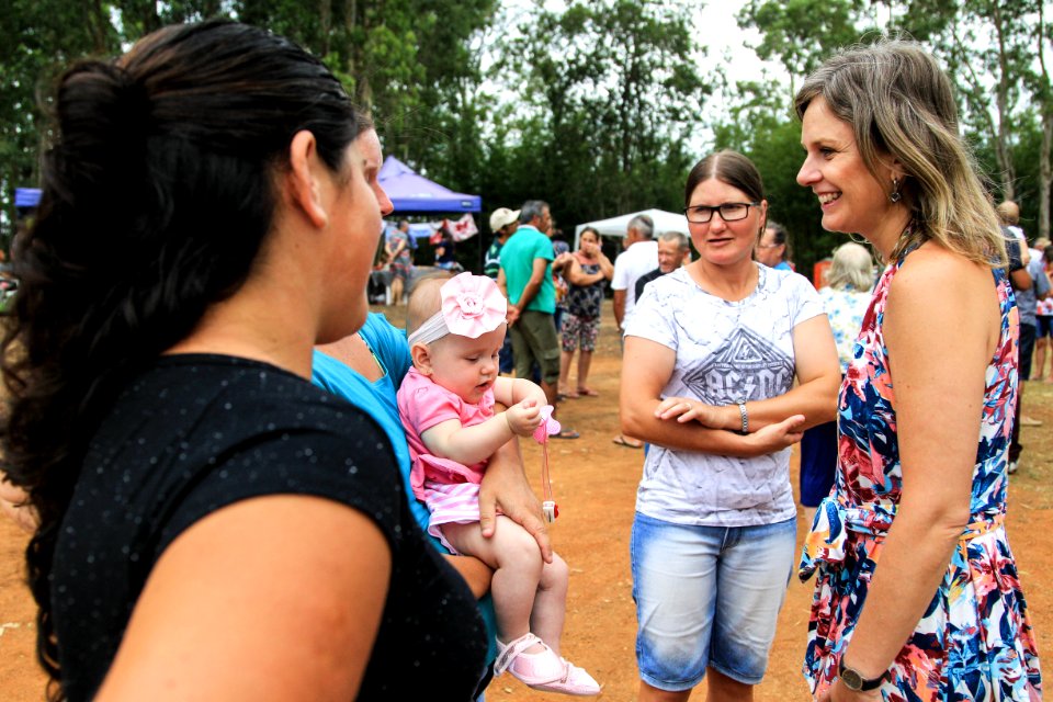 27.01.2018 - Prefeita Paula Mascarenhas durante abertura e Festa da Colheita da Uva, 8º Distrito, Colônia Santa Helena, propriedade de Dirceu Kurz - Foto: Gustavo Vara