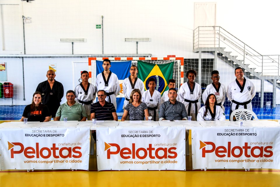 05.01.2018 - Prefeita Paula Mascarenhas na entrega das faixas pretas aos alunos de escolas municipais do Dunas e membros dos projeto Vida Ativa e Quem Luta Não Briga