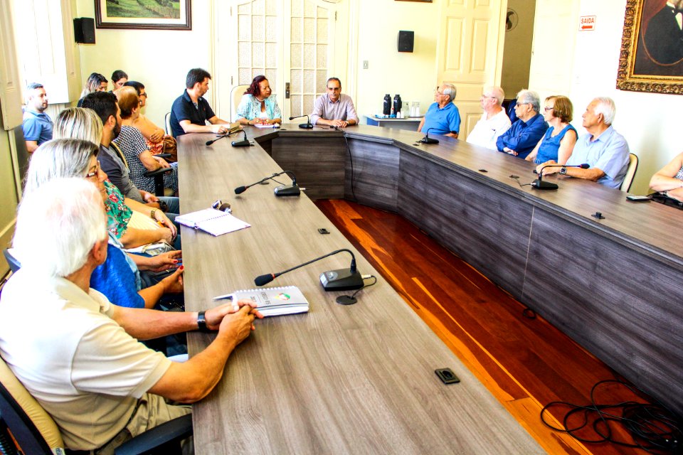 28.12.2017 - Secretária de Governo Clotilde Victória representa a Prefeita na assinatura dos contratos das escolas assistenciais