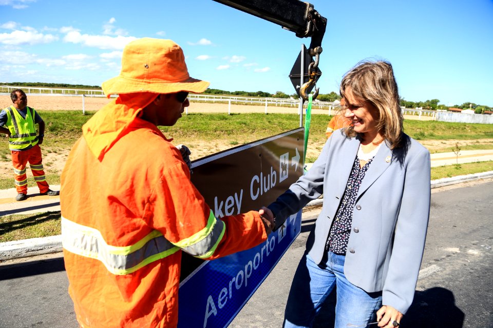 14.02.2018 - Prefeita Paula Mascarenhas acompanha instalação de placas turísticas - Foto: Gustavo Vara