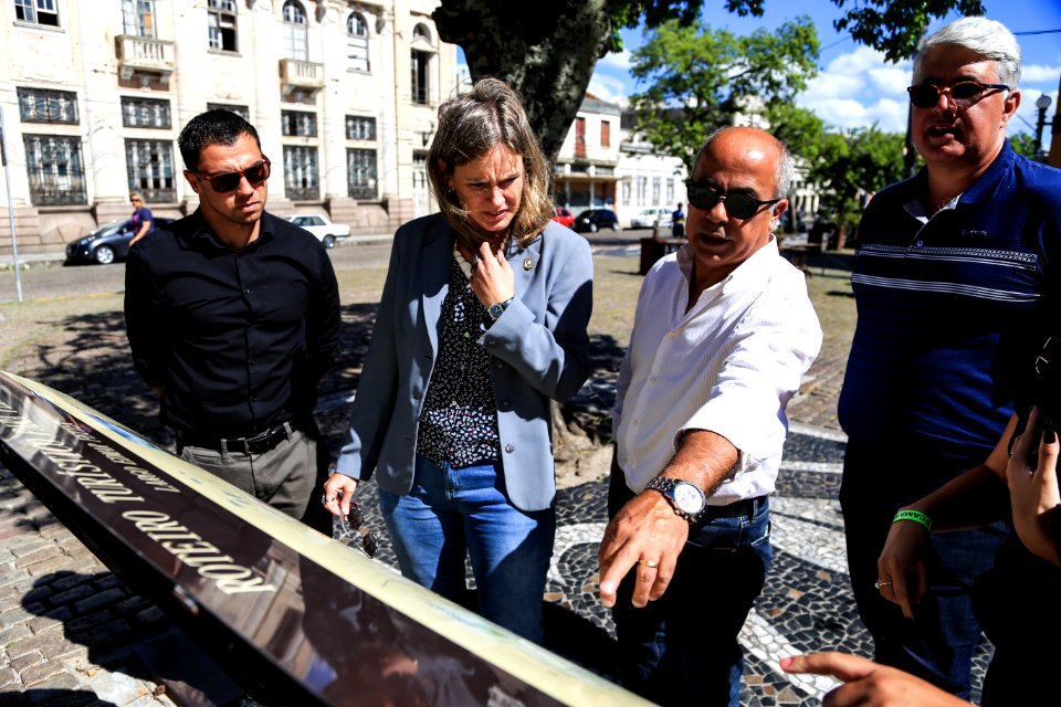14.02.2018 - Prefeita Paula Mascarenhas acompanha instalação de placas turísticas - Foto: Gustavo Vara