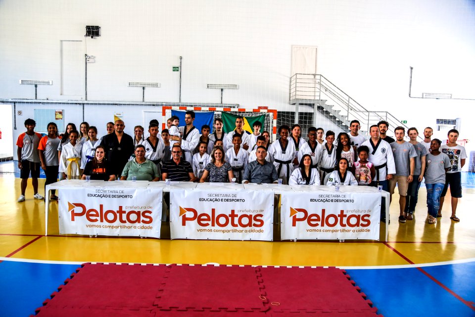 05.01.2018 - Prefeita Paula Mascarenhas na entrega das faixas pretas aos alunos de escolas municipais do Dunas e membros dos projeto Vida Ativa e Quem Luta Não Briga